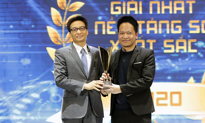 Ông Phạm Kim Hùng đại diện Base.vn nhận giải thưởng Make in Viet Nam. Ảnh: Vnexpress.vn
