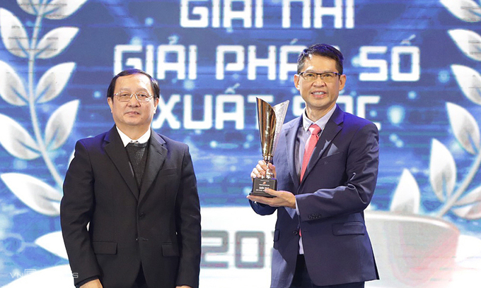 Bộ trưởng Bộ KH&CN Huỳnh Thành Đạt trao giải thưởng