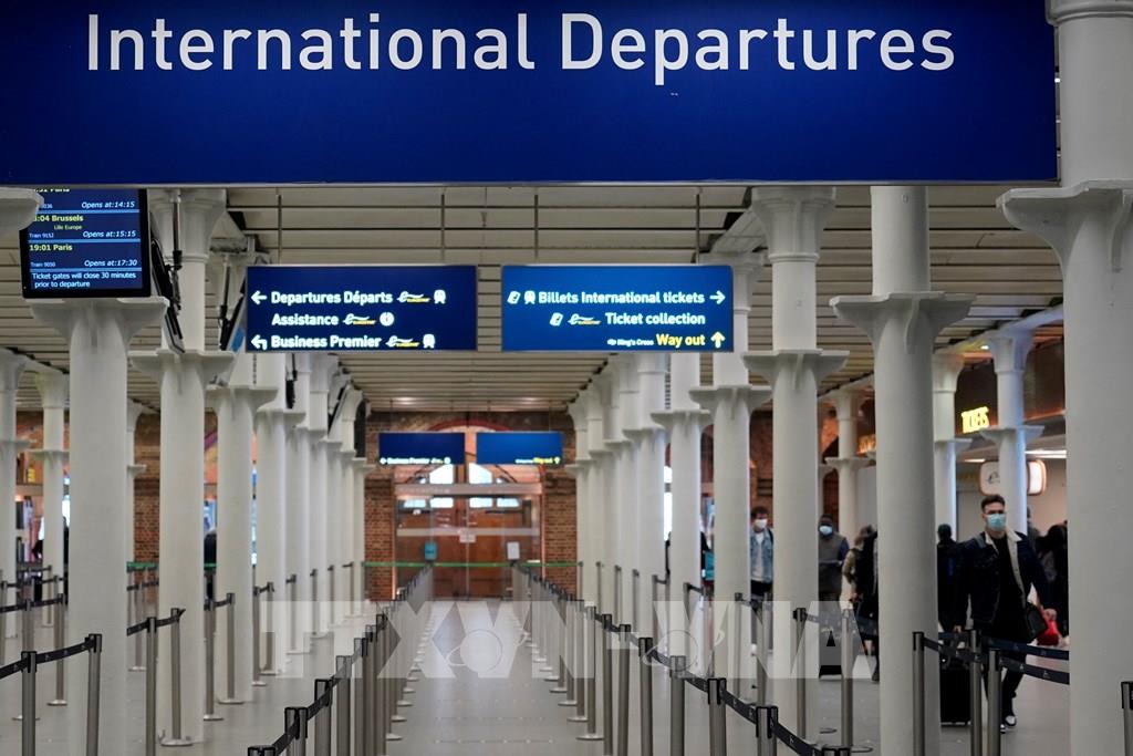 Nhiều nước đóng cửa đường bay với Anh do lo ngại biến thể của virus SARS-CoV-2