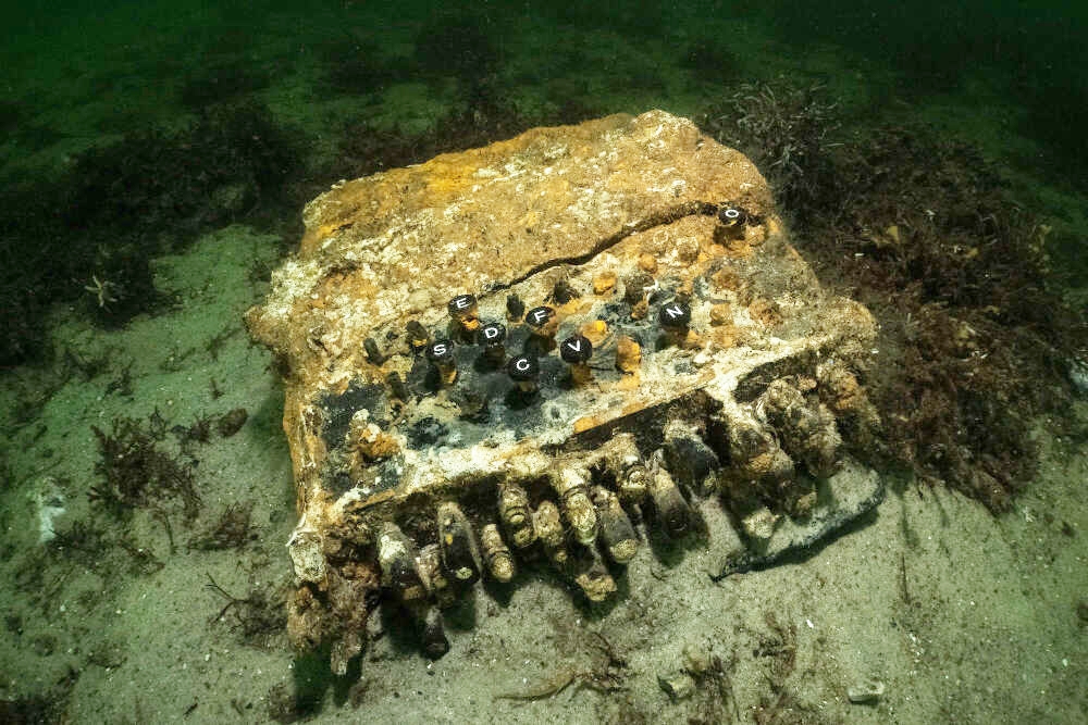 Cỗ máy Enigma dưới đáy biển Baltic. Ảnh: Submaris