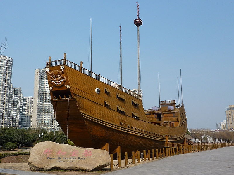 Mô hình tàu kho báu cỡ trung (dài 63,25m) của Trịnh Hòa tại công viên thủy xưởng ở Nam Kinh, được kết cấu từ xi măng cùng nhiều tấm ván gỗ.
