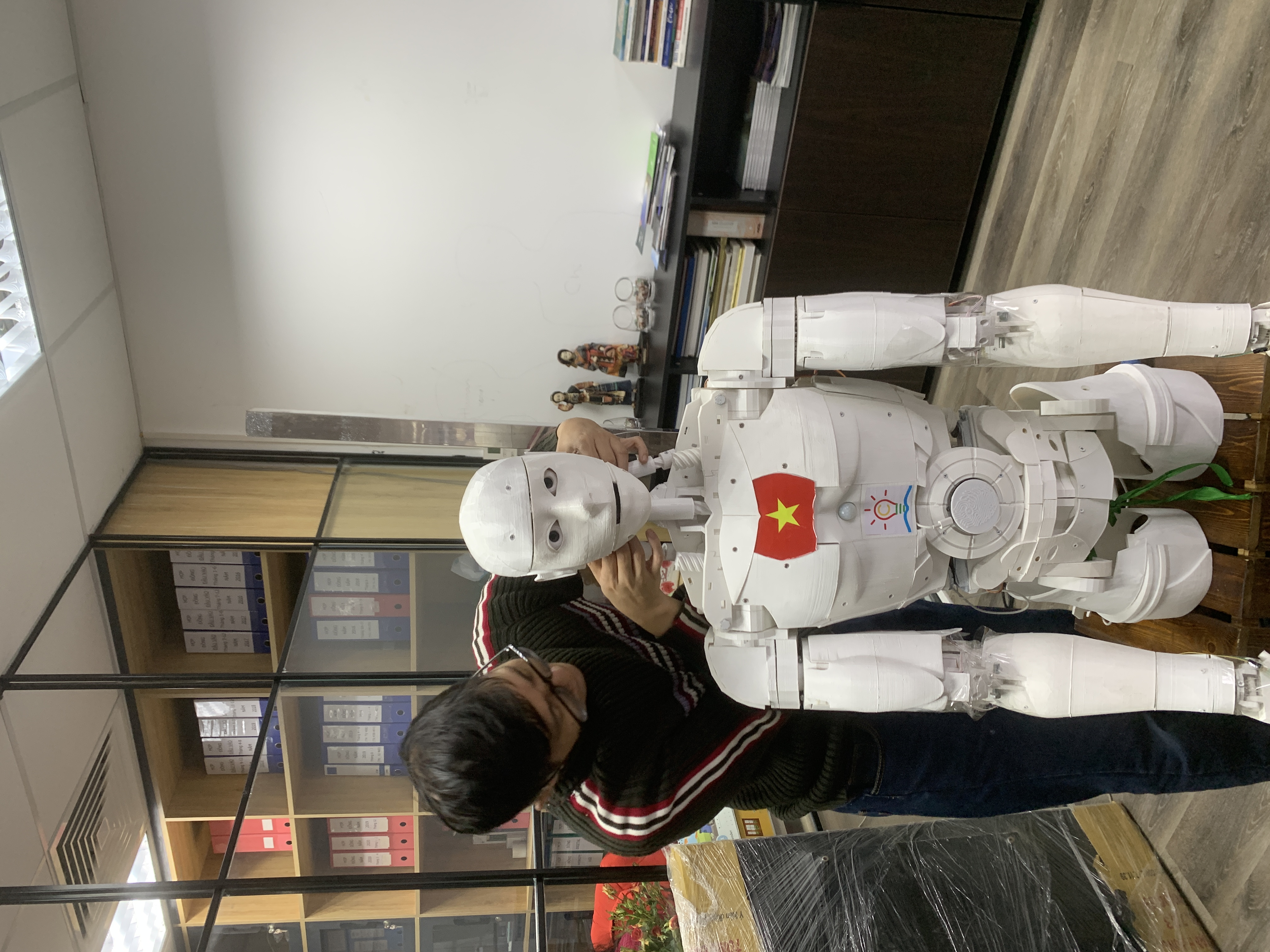 Chuyên gia Phạm Thành Nam bên robot Trí Nhân. Ảnh: Ngọc Vũ