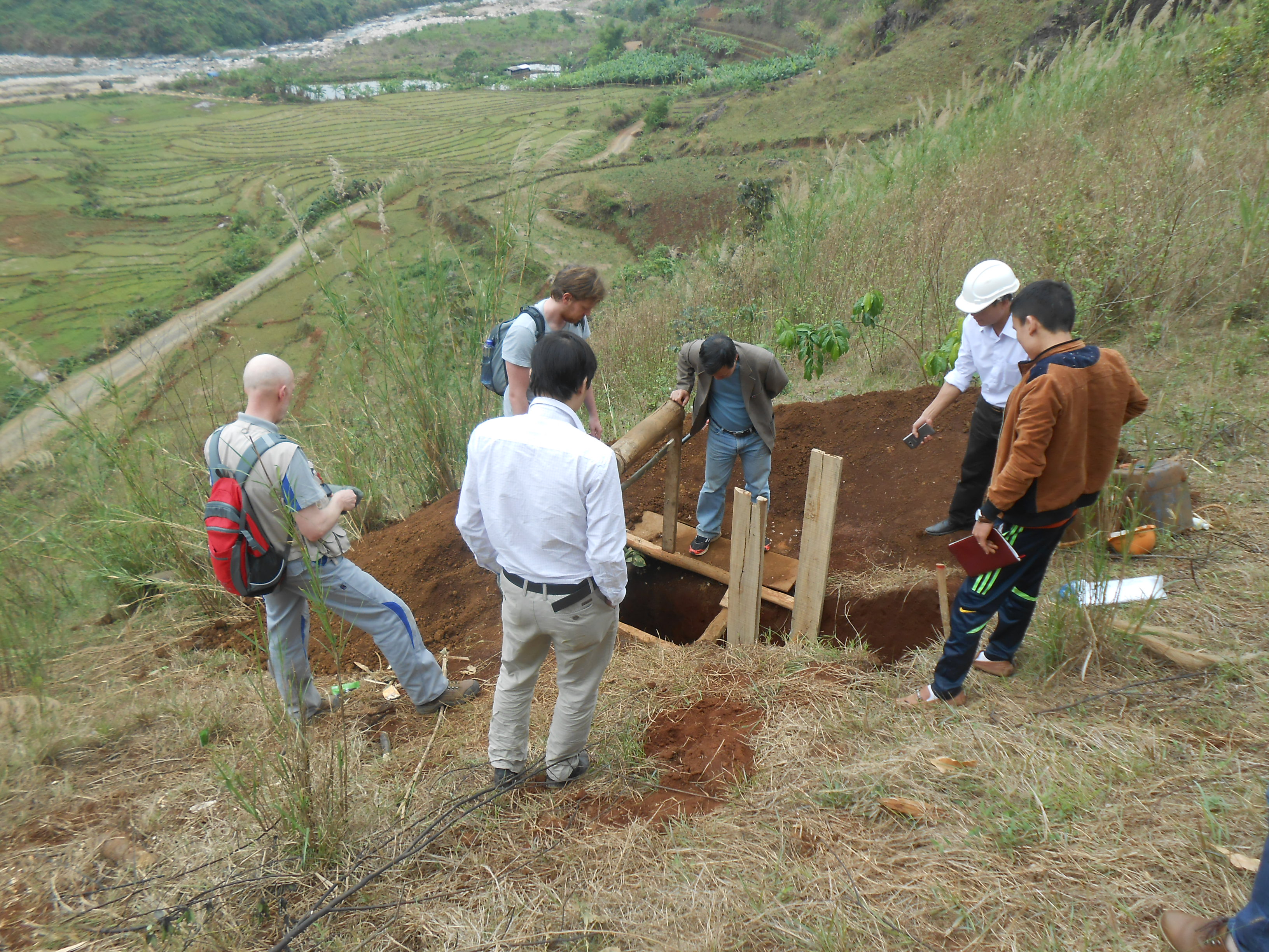 Nhóm nghiên cứu lấy mẫu ở mỏ Nậm Xe: Nguồn: PGS Phan Quang Văn.