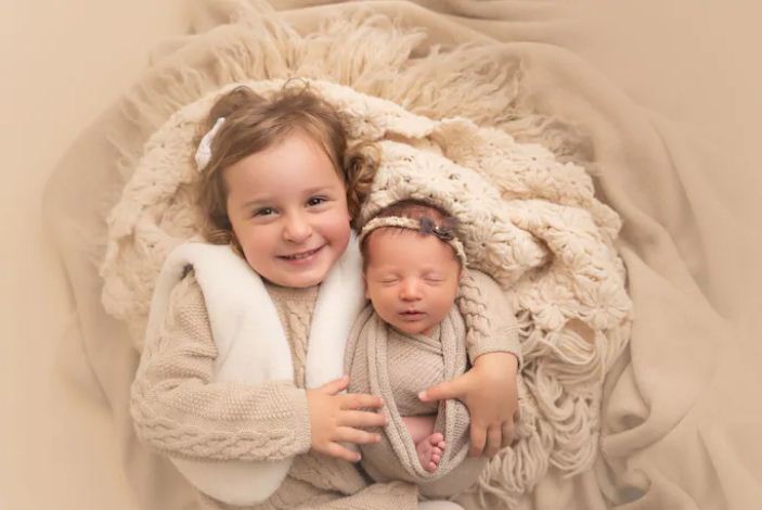 Emma Wren Gibson (bên trái) chụp cùng em gái Molly Everette Gibson, đứa trẻ được sinh ra từ một phôi thai đông lạnh trong 27 năm. Ảnh: Haleigh Crabtree.