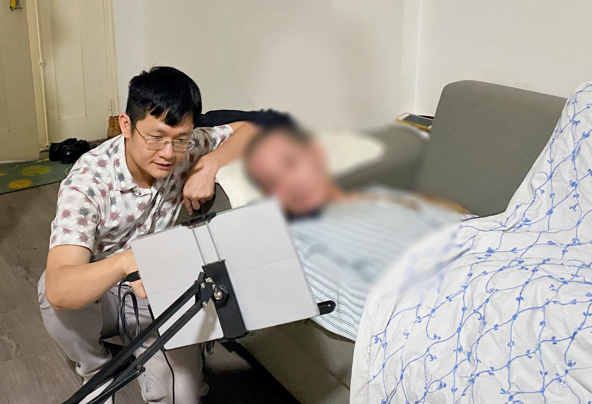 PGS.TS Lê Thanh Hà và một bệnh nhân đang dùng thiết bị Blife. Nguồn: VNU-Media