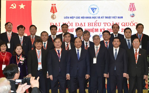 Thủ tướng và Ban Chấp hành mới của Liên hiệp các Hội Khoa học và Kỹ thuật Việt Nam - Ảnh: VGP/Quang Hiếu