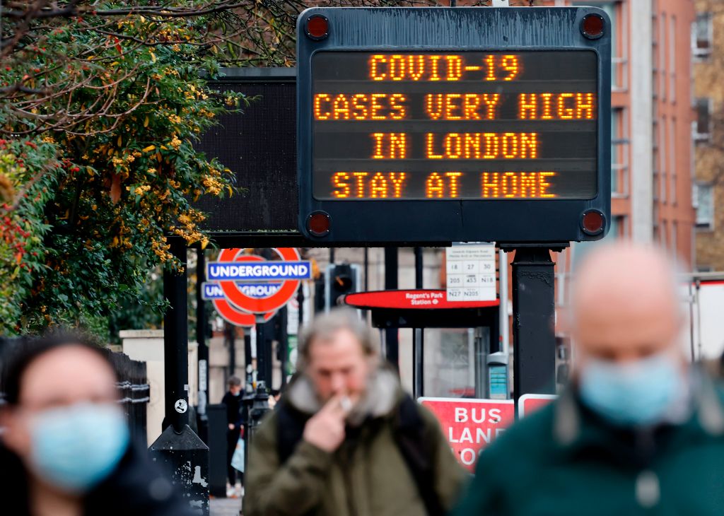 Anh đang thắt chặt các biện pháp kiểm soát Covid. Trong ảnh: biển báo số lượng ca lây nhiễm “rất cao” ở London và khuyến nghị “hãy ở nhà”. Ảnh: Time