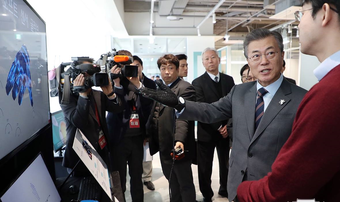 Tổng thống Moon Jae-in tới dự lễ tốt nghiệp vào năm 2018 của sinh viên Viện KH&CN Quốc gia Ulsa (UNIST) - một trong bốn cơ sở đào tạo hàng đầu Hàn Quốc. Nguồn: UNIST
