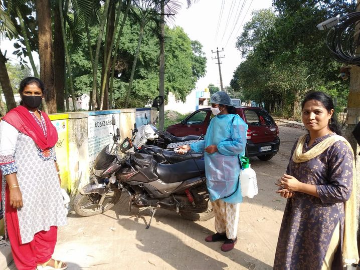 Kalavati khử trùng xe máy ở Bangalore.