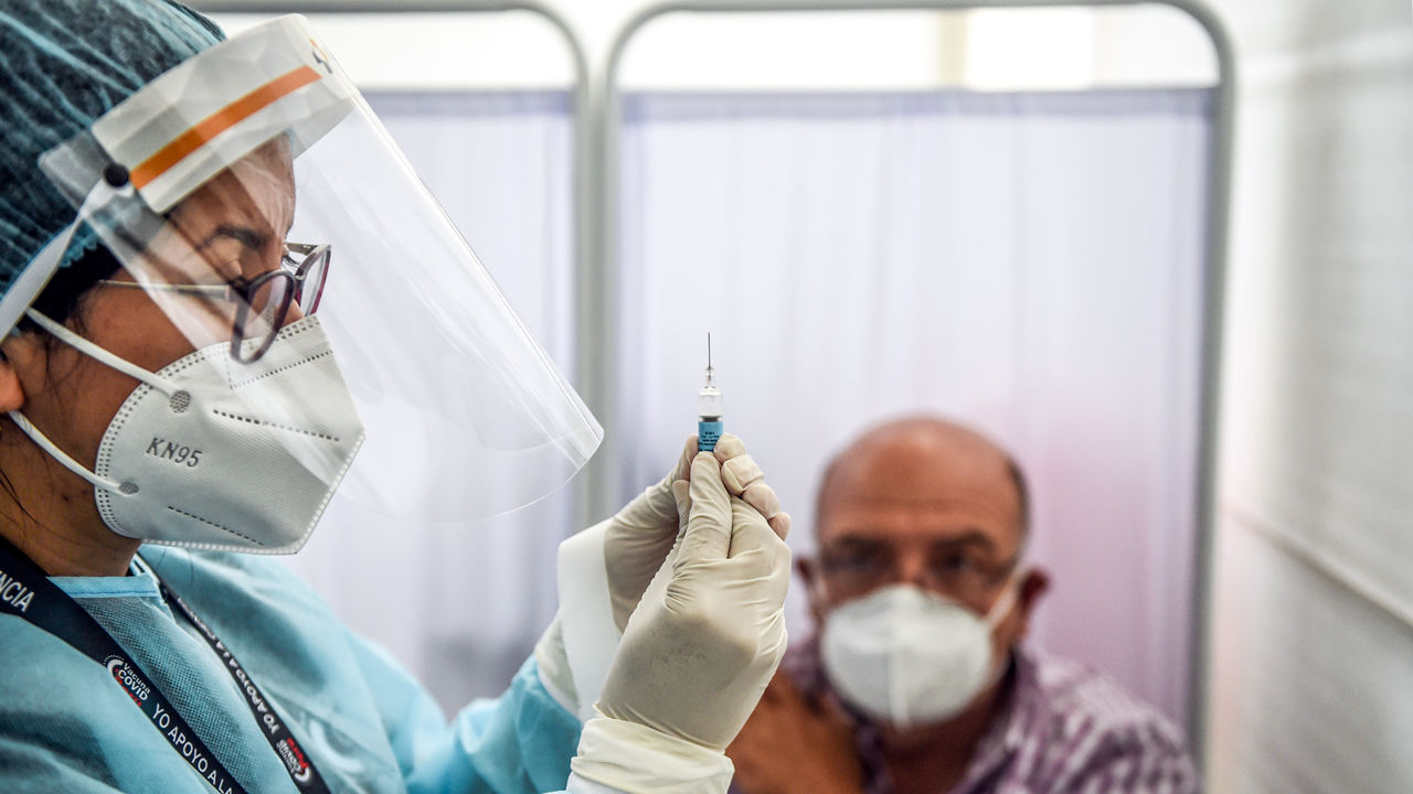 Một nhân viên chăm sóc sức khỏe chuẩn bị tiêm vaccine cho tình nguyện viên của Tập đoàn Biotec Quốc gia Trung Quốc tại Đại học Cayetano Heredia ở Lima, Peru, vào ngày 9 tháng 12.