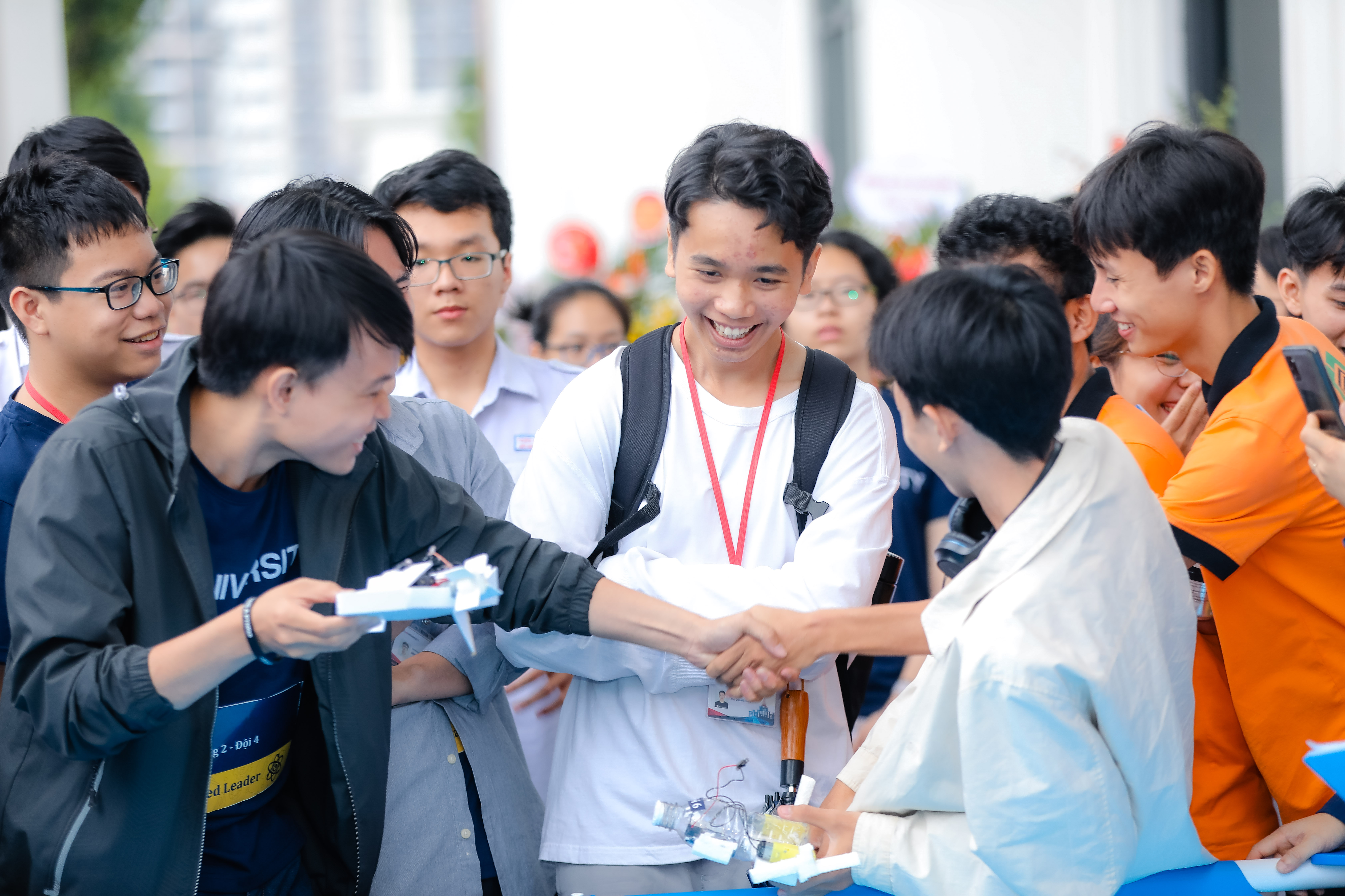 Ngày hội STEME diễn ra tại trường ĐH VinUni, Hà Nội, 18/10/2020, là một hoạt động trong khuôn khổ Chương trình Hỗ trợ đưa Giáo dục STEM tới học sinh THPT do Vingroup tài trợ. Trong ảnh: Dù thắng hay thua, các đội thi đều vui vẻ bắt tay nhau. Nguồn: BTC