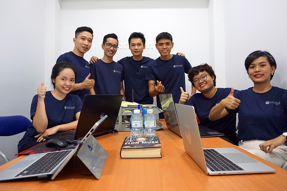 Trần Duy Phong (đứng giữa) và đội ngũ phát triển Tép Bạc và ứng dụng Farmext. Ảnh: NVCC