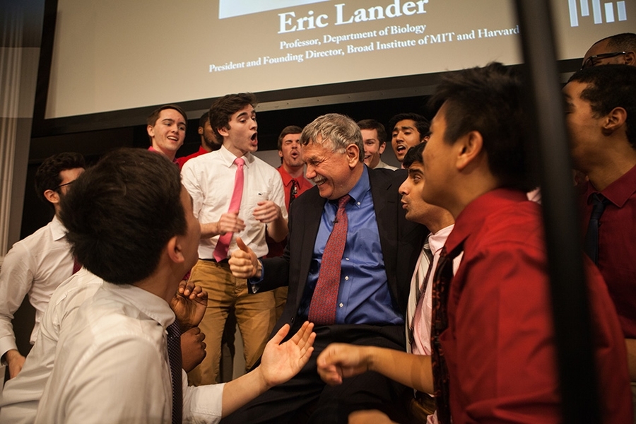 Eric Lander cùng các sinh viên MIT trong một bài giảng của ông vào năm 2017. Ảnh: news.mit.edu