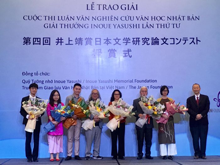 Các tác giả nhận giải, ban giám khảo và ông Ando Toshiki, Giám đốc Trung tâm Giao lưu Văn hóa Nhật Bản tại Việt Nam (ngoài cùng bìa phải).
