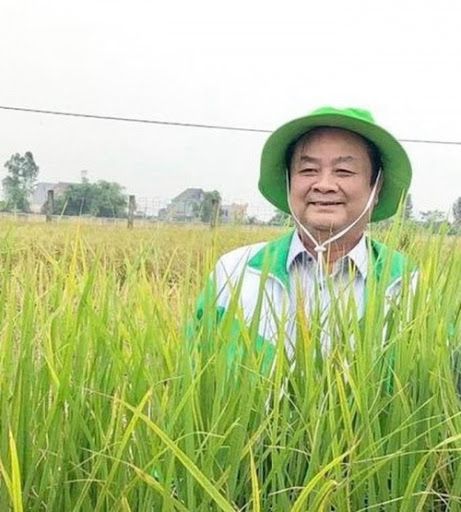 Ông Lê Minh Hoan trên cánh đồng lúa ở Đồng Tháp.