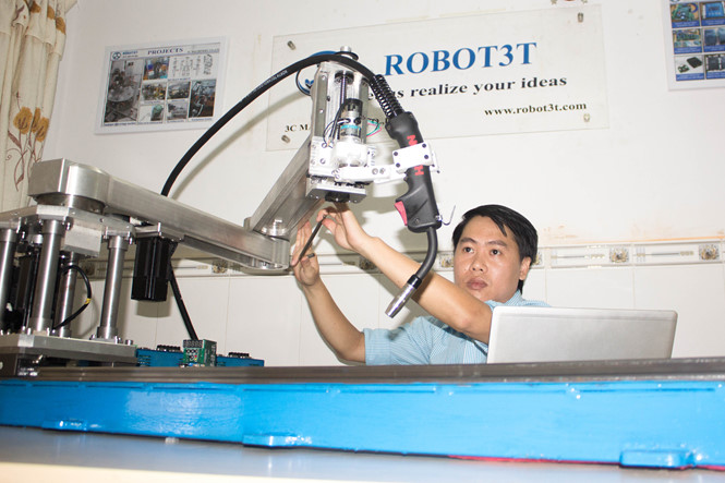 Kỹ sư Trương Trọng Toại đã nghiên cứu, thiết kế và chế tạo sản phẩm Robot3T giúp tự động hóa một số công đoạn trong quá trình sản xuất của các doanh nghiệp cơ khí vừa và nhỏ đạt hiệu quả cao.Ảnh: Robot3T.com