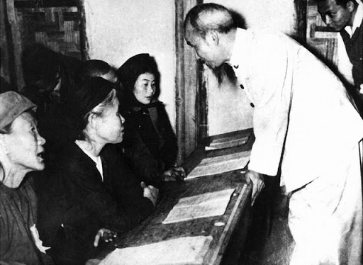 Bác Hồ thăm lớp học tại Lương Yên, Hà Nội, 1956. Ảnh: Vietnamnet