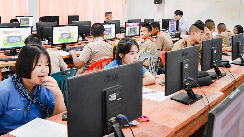 Một lớp học ở Buriram, Thái Lan đang thực hành để nâng cao kỹ năng máy tính| Nguồn: Kanchana8810 / Shutterstock