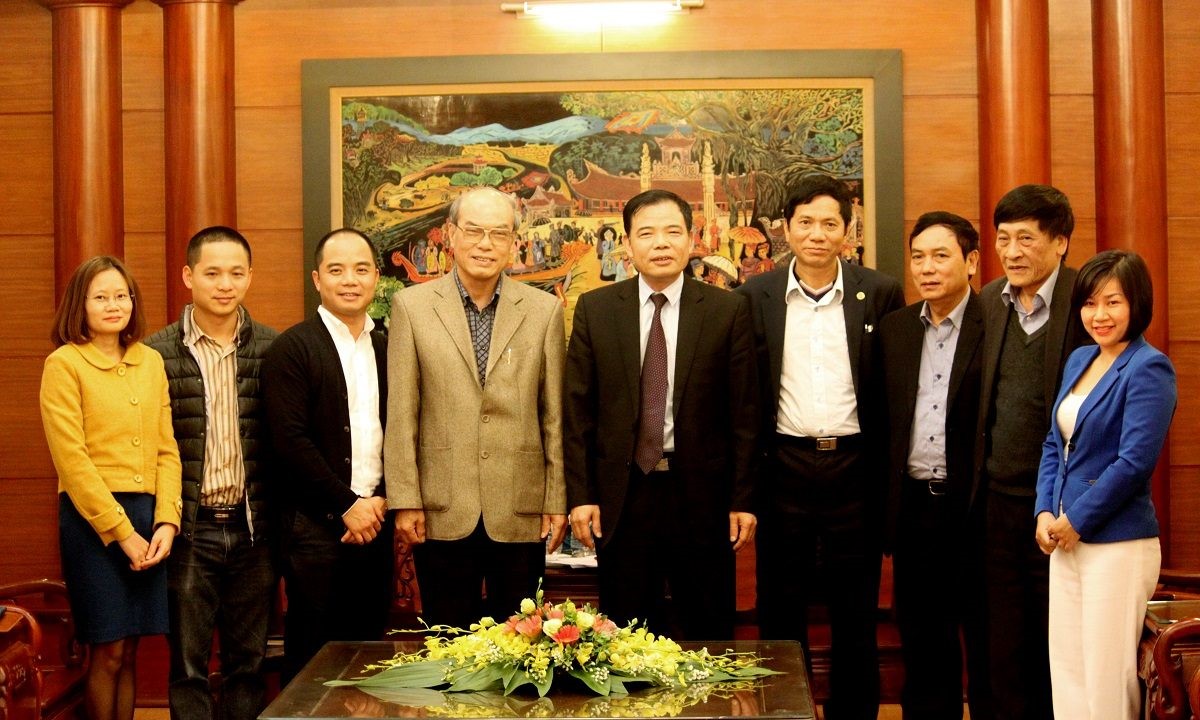 WeatherPlus là một doanh nghiệp trẻ khai phá thị trường dịch vụ khí tượng thủy văn ở Việt Nam. Trong ảnh là một cuộc gặp giữa Bộ trưởng Bộ Nông nghiệp và Phát triển Nông thôn Nguyễn Xuân Cường và Ban giám đốc WeatherPlus (AgriMedia). Nguồn: WP