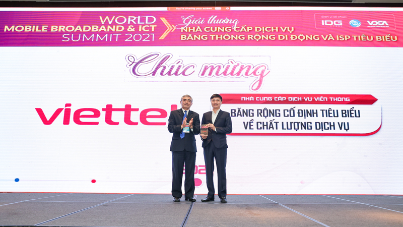 Viettel cũng là 1 trong 2 doanh nghiệp được nhận giải thưởng điện toán đám mây (ông Đồng Sỹ Cường- Phó Giám đốc Trung tâm Giải pháp và Dịch vụ số, Công Viettel IDC lên nhận giải thưởng)