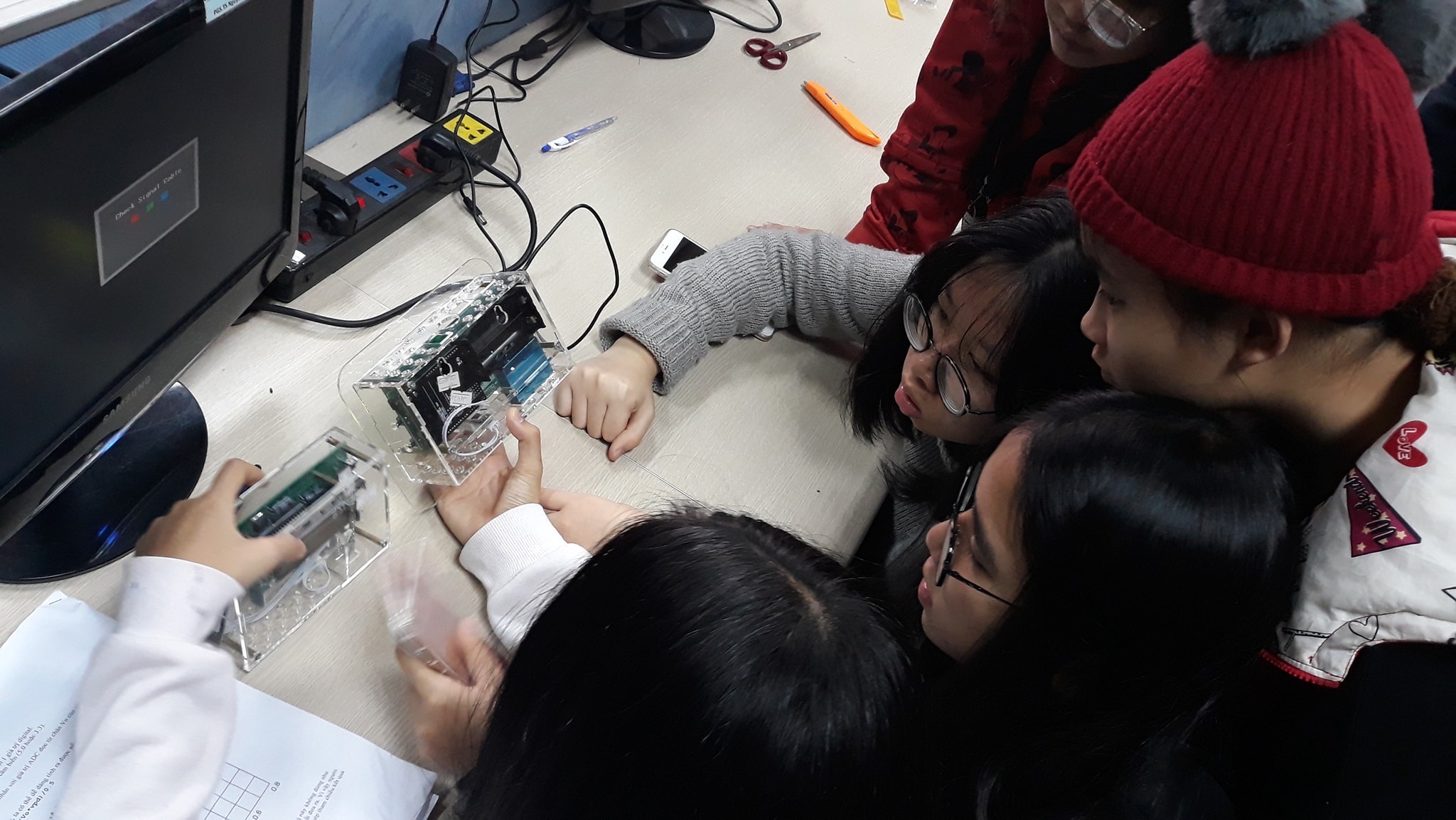 Học sinh khám phá cấu tạo, tính năng của máy đo chất lượng không khí AirSENSE tại phòng nghiên cứu của trường ĐH Bách Khoa Hà Nội 