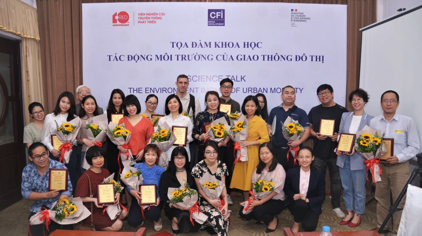 Tổng kết và trao giấy chứng nhận tham gia chuỗi tọa đàm khoa học cho phóng viên tại Hà Nội ngày 30/3/2021| Nguồn: RED