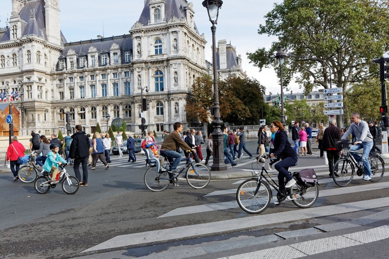 Những ngày cấm xe ở trung tâm Paris tạo điều kiện cho người dân đi bộ và xe đạp | Ảnh: FT