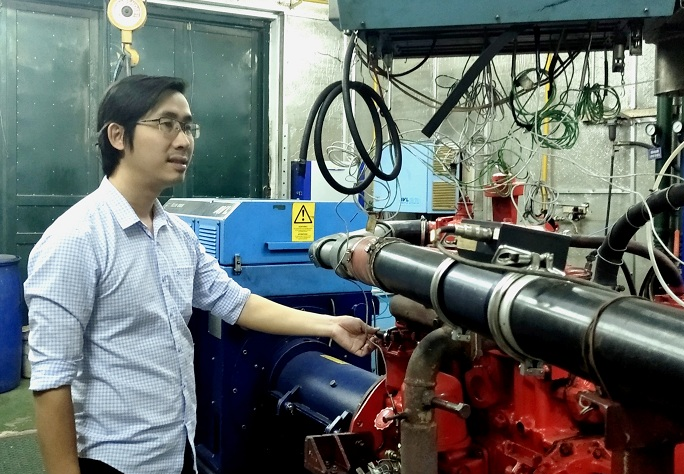 Ths. Nguyễn Đức Khánh bên cạnh một số động cơ tại Viện Cơ khí động lực – Trường Đại học Bách khoa Hà Nội | Ảnh: Ngô Hà, 2021