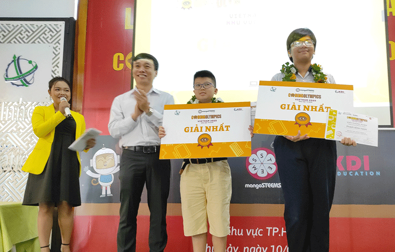 Sở KH&CN TPHCM trao giải Nhất cho hai học sinh 