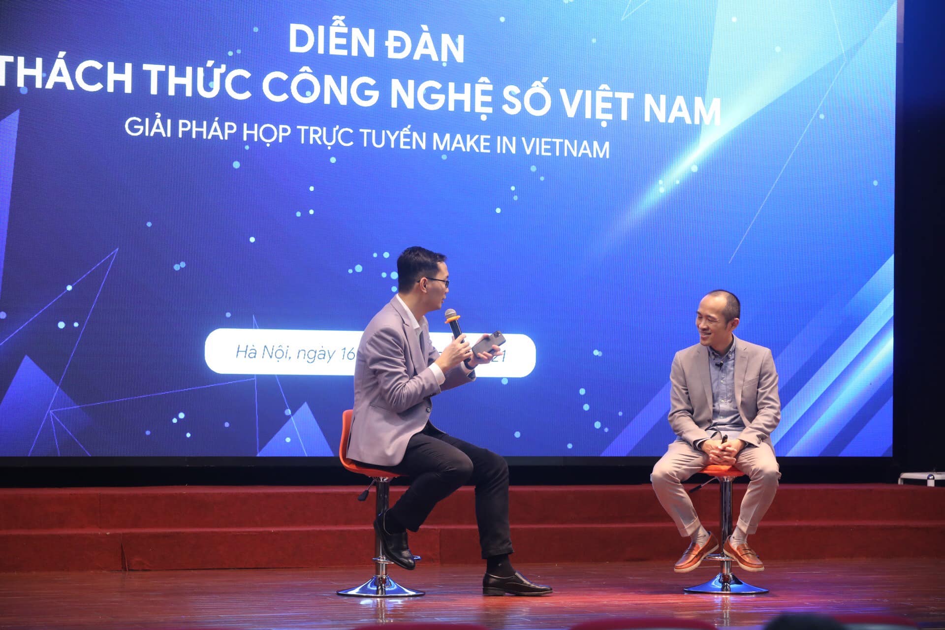 Anh Vũ Ngọc Sơn - Phó Chủ tịch Tập đoàn BKAV giới thiệu về sản phẩm. Ảnh: NV