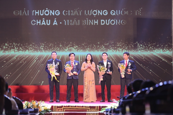 Phó Chủ tịch nước Võ Thị Ánh Xuân trao giải thưởng Chất lượng Quốc tế Châu Á – Thái Bình Dương cho 04 doanh nghiệp. Ảnh: BTC