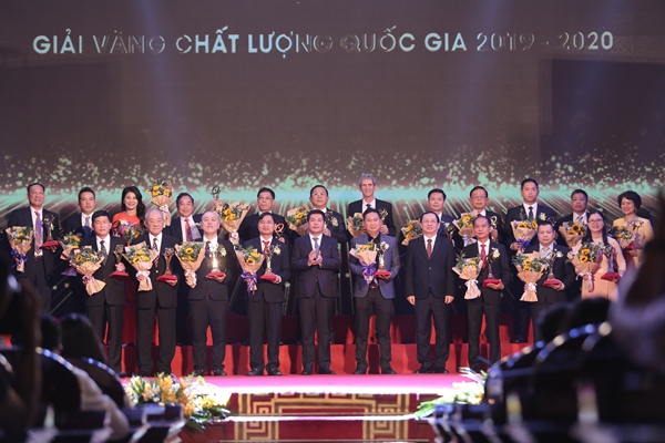 Bộ trưởng Bộ KH&CN Huỳnh Thành Đạt và Bộ trưởng Bộ Công thương Nguyễn Hồng Diên trao Giải Vàng chất lượng quốc gia cho các doanh nghiệp. Ảnh: BTC