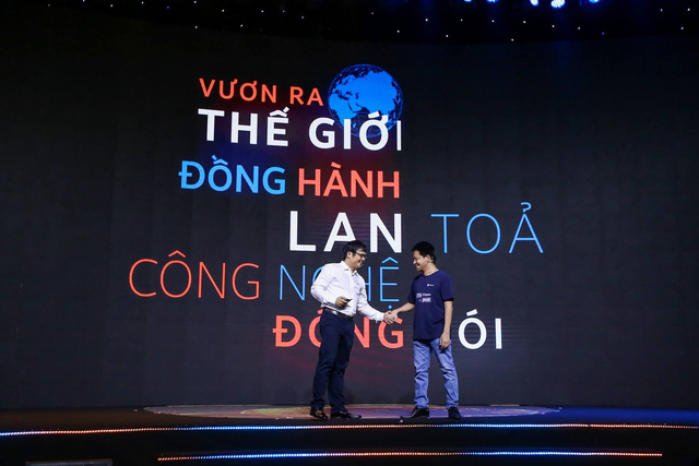 Ông Nguyễn Văn Khoa - Tổng giám đốc FPT bắt tay với ông Phạm Kim Hùng - CEO của Base. Nguồn: FPT