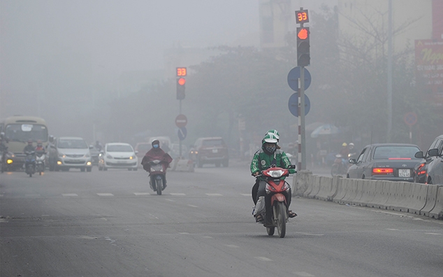 Sương mù và bụi dày đặc trên đường Nguyễn Khoái, quận Hai Bà Trưng (Hà Nội). Ảnh: Nguyễn Đăng/nhandan.vn