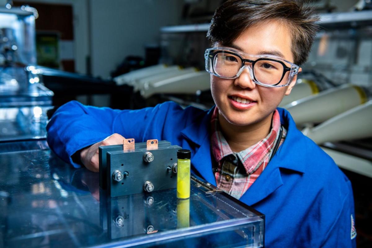  Nhà nghiên cứu Ruozhu Feng với loại pin dòng oxy hóa khử được phát triển tại PNNL. Ảnh: Andrea Starr/PNNL.