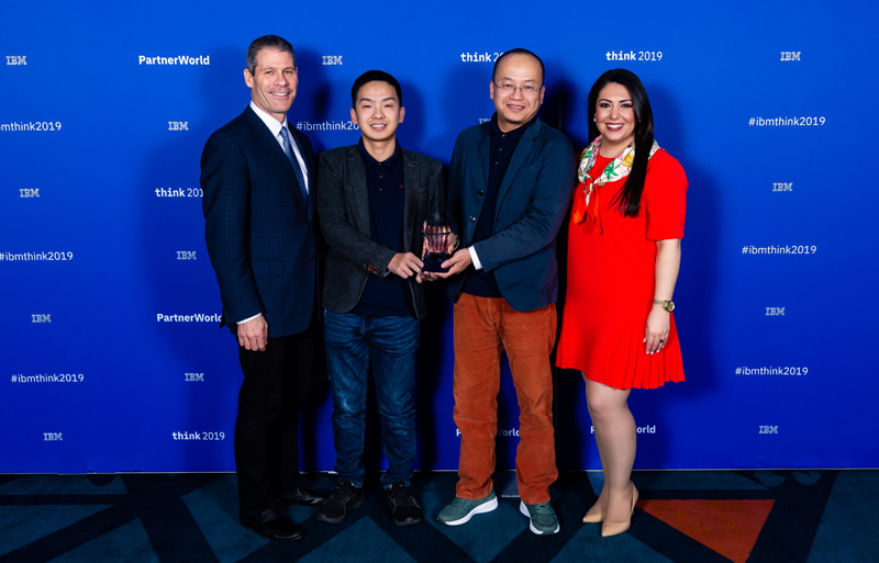 Anh Vũ Hải Nam (thứ 2 từ trái sang) nhận giải thưởng tại IBM. Nguồn: NVCC