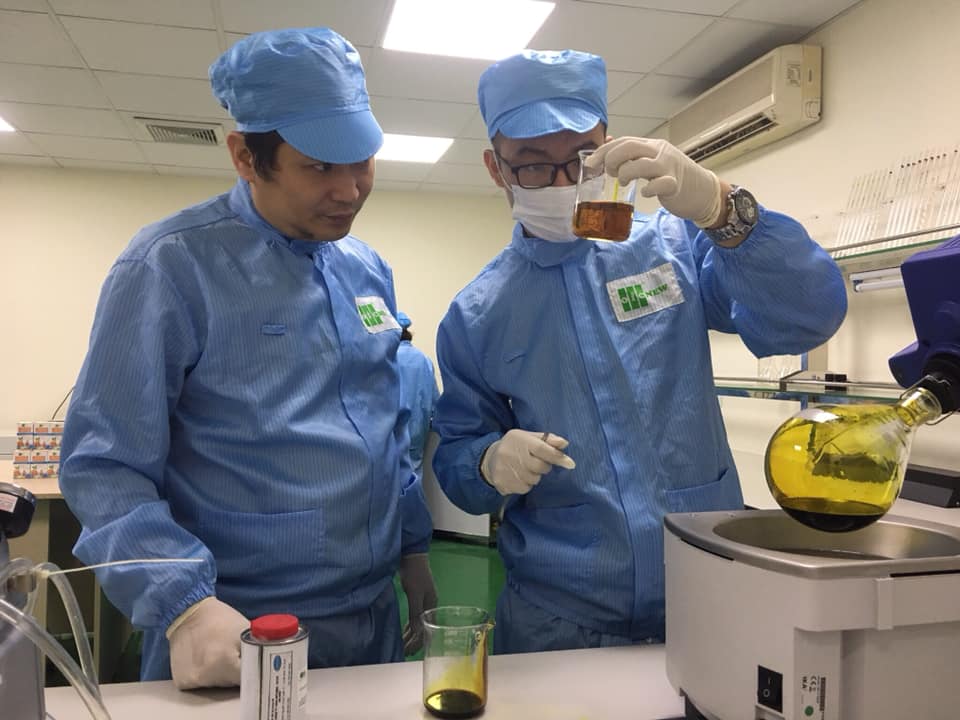 Anh Lưu Hải Minh (trái) trong phòng thí nghiệm chế tạo vật liệu nano. Ảnh: Hải Lý/OIC