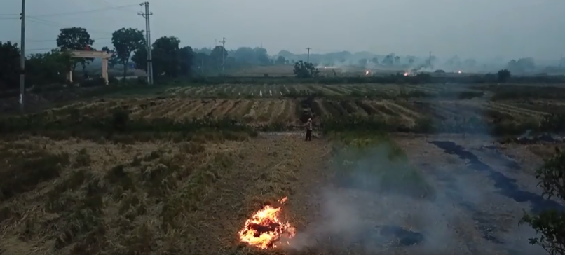 Khói bụi từ hoạt động đốt rơm rạ ở ngoại thành Hà Nội có thể lan đến tận các quận trung tâm | Ảnh: VOV