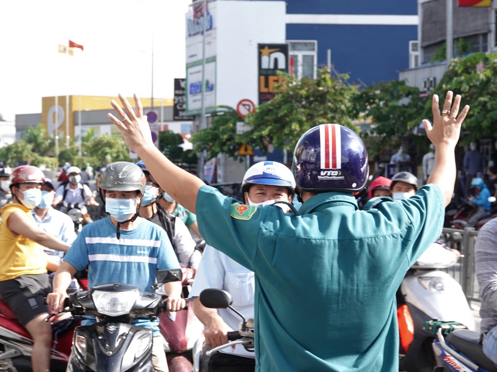 Giữa quý 2 và đầu quý 3/2021, Thành phố Hồ Chí Minh cũng nhiều tỉnh phía nam thực hiện gãn cách xã hội vì dịch COVID-19. Trong ảnh, quận Gò Vấp trước thời điểm chuẩn bị giãn cách cuối tháng 5 | Ảnh: Sỹ Đông/TNO.  