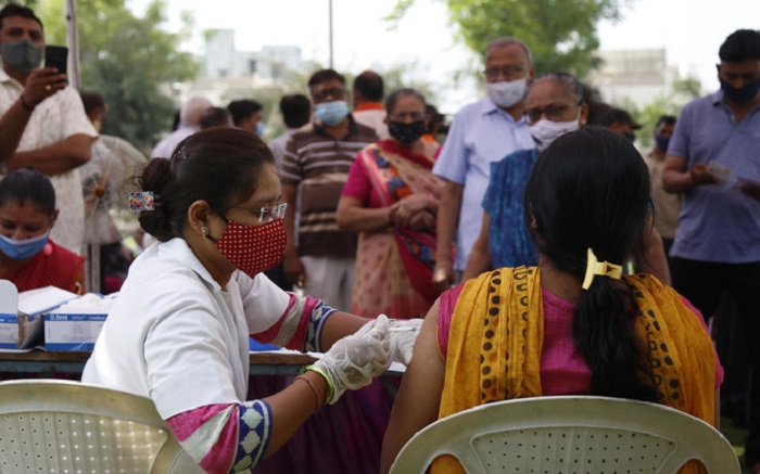 Tiêm chủng vaccine COVID-19 ở Ấn Độ đang được đẩy mạnh để đối phó với tình hình bệnh tật lây lan nhanh chóng | Ảnh: AP