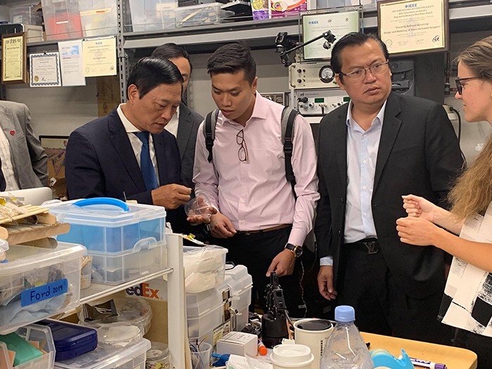 Thứ trưởng Trần Văn Tùng trao đổi với các nhà khoa học tại ĐH Stanford. 