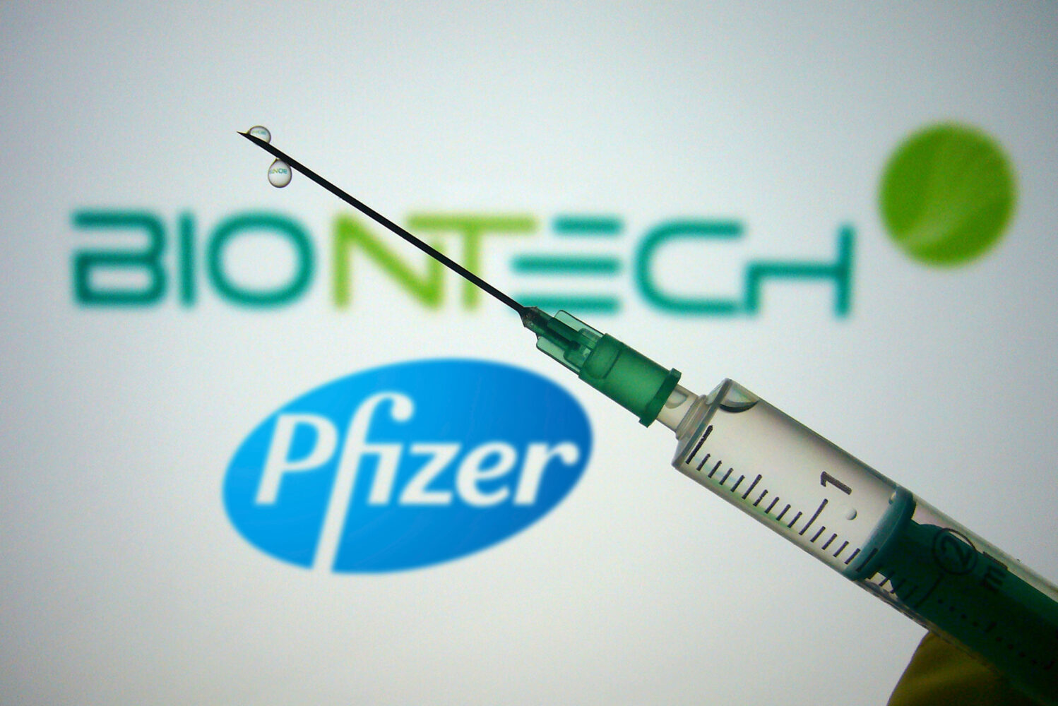 Vaccine Pfizer là thành quả từ sự hợp tác giữa Pfizer (Mỹ) và startup Biotech (Đức). Ảnh: AP.