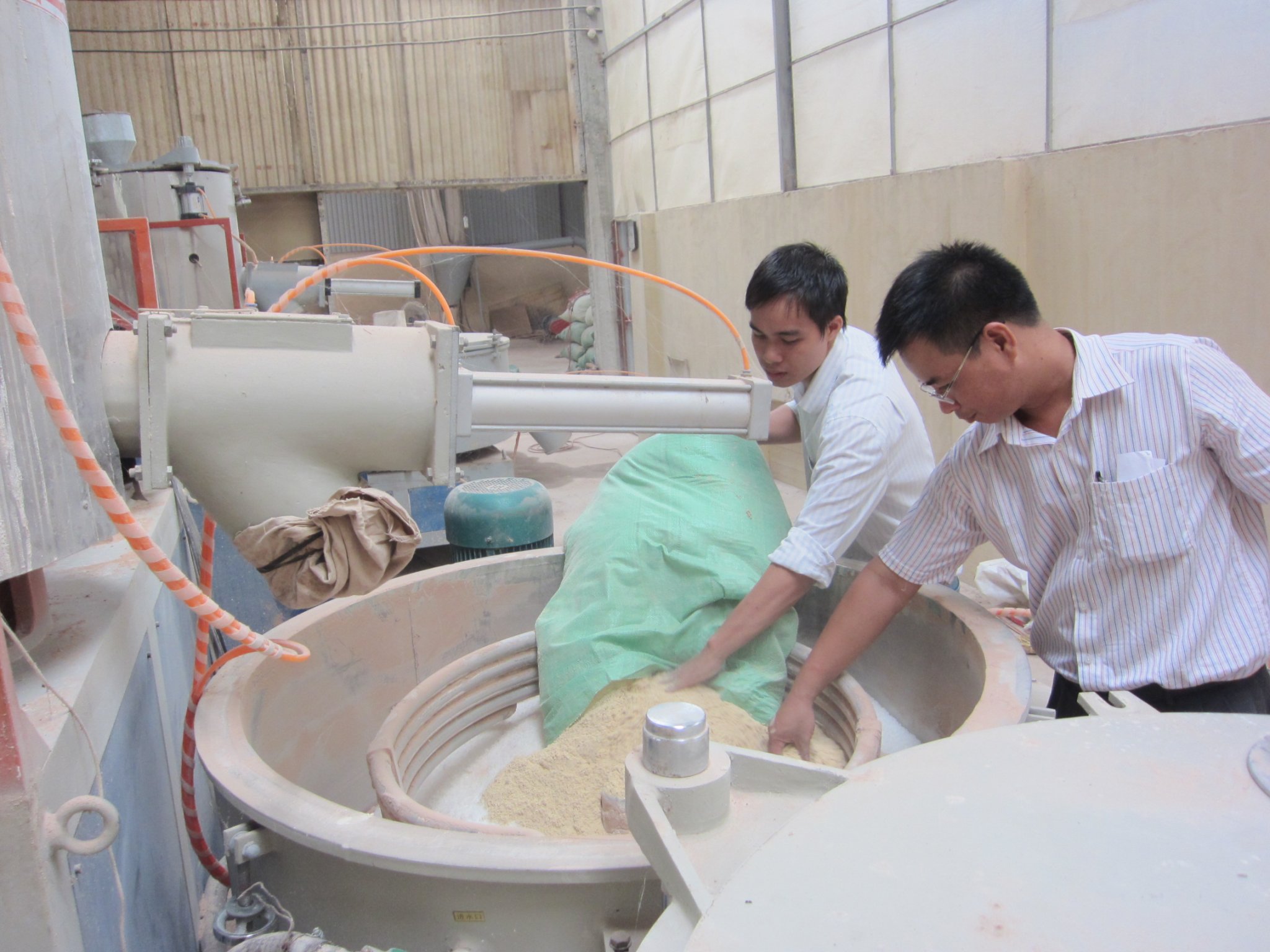 PGS. TS. Nguyễn Vũ Giang, Viện kỹ thuật nhiệt đới, (phải) tại dây chuyền sản xuất vật liệu composite nhựa gỗ | Ảnh: NVCC