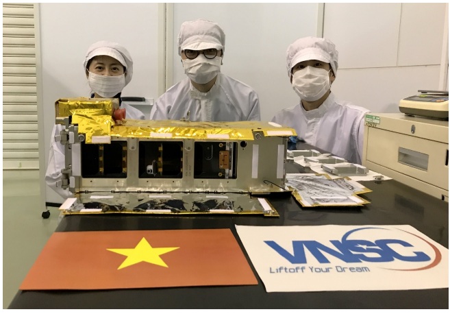 Vệ tinh NanoDragon của Việt Nam chính thức bàn giao cho Nhật Bản ngày 17/8/2021. Nguồn: VAST