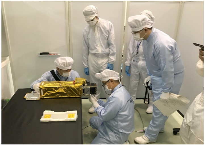 Các chuyên gia Nhật Bản lắp đặt vệ tinh NanoDragon của Việt Nam vào ống phóng của tên lửa