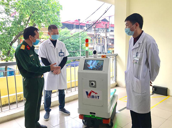 Chủ nhiệm đề tài giới thiệu robot VIBOT-1 với các bác sĩ bệnh viện Bắc Thăng Long, tháng 4/2020