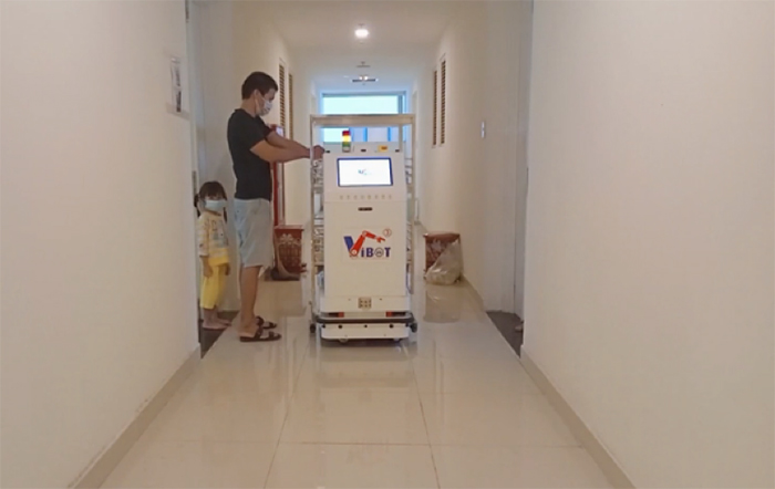 Robot VIBOT-2 vận chuyển đồ ăn đến từng phòng phục vụ bệnh nhân Covid-19 tại Bệnh viện dã chiến số 7, thành phố Hồ Chí Minh, tháng 8/2021.