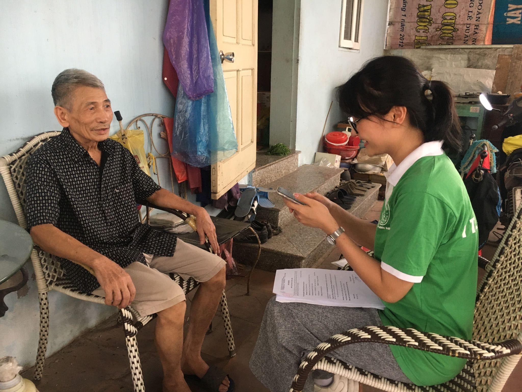 Thành viên nhóm dự án phỏng vấn người cao tuổi quận Bắc Từ Liêm | Ảnh: NVCC via Live&Learn