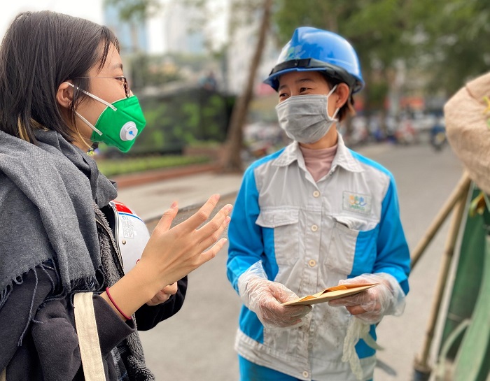 Giới trẻ có thể đóng vai trò lớn trong những hoạt động bảo vệ môi trường | Trong ảnh: Một bạn trẻ tặng khẩu trang kháng khuẩn cho nhân viên vệ sinh môi trường và chia sẻ thông tin về ô nhiễm không khí trong thời kì COVID-19 | Nguồn: Live & Learn