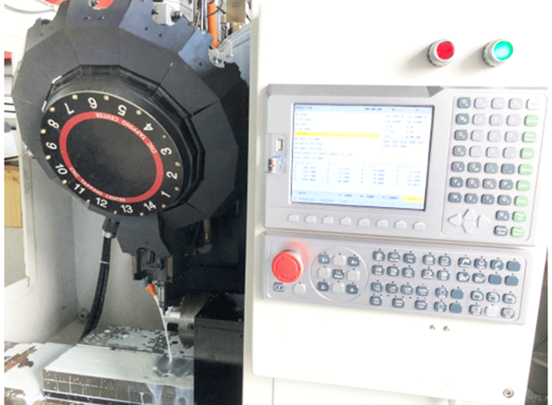 Máy phay Brother trang bị bộ điều khiển SGH7i 11MA đang thực hiện gia công phay 4 trục nội suy cánh turbo.